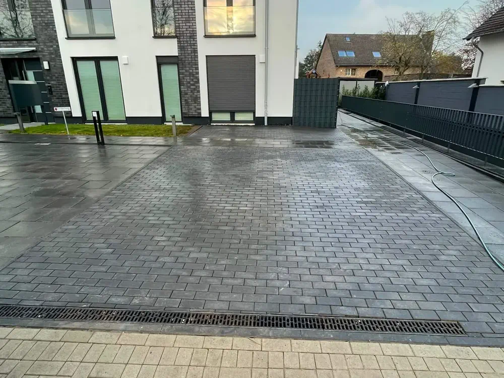 Befestigte Feuerwehrzufahrt und Parkplatz vor einem Wohnhaus