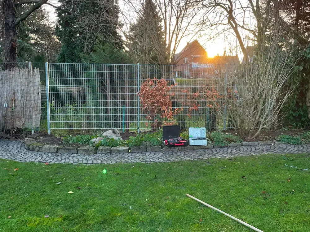 Offener Gitterzaun an der Grundstücksgrenze